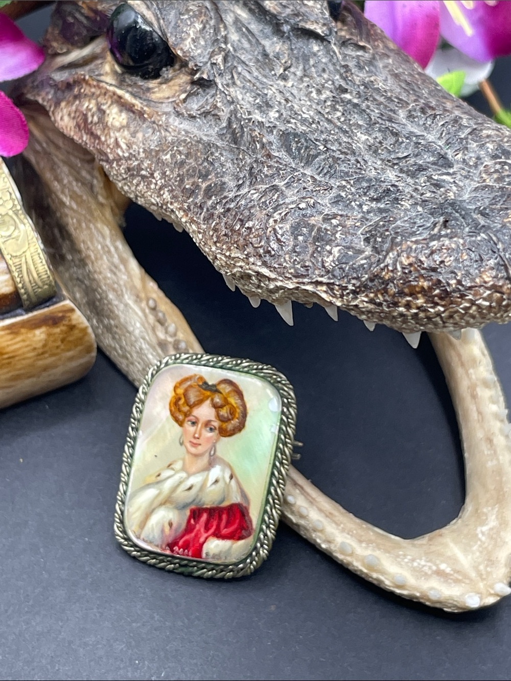 Fedoskino 2001 hand painted brooch signed